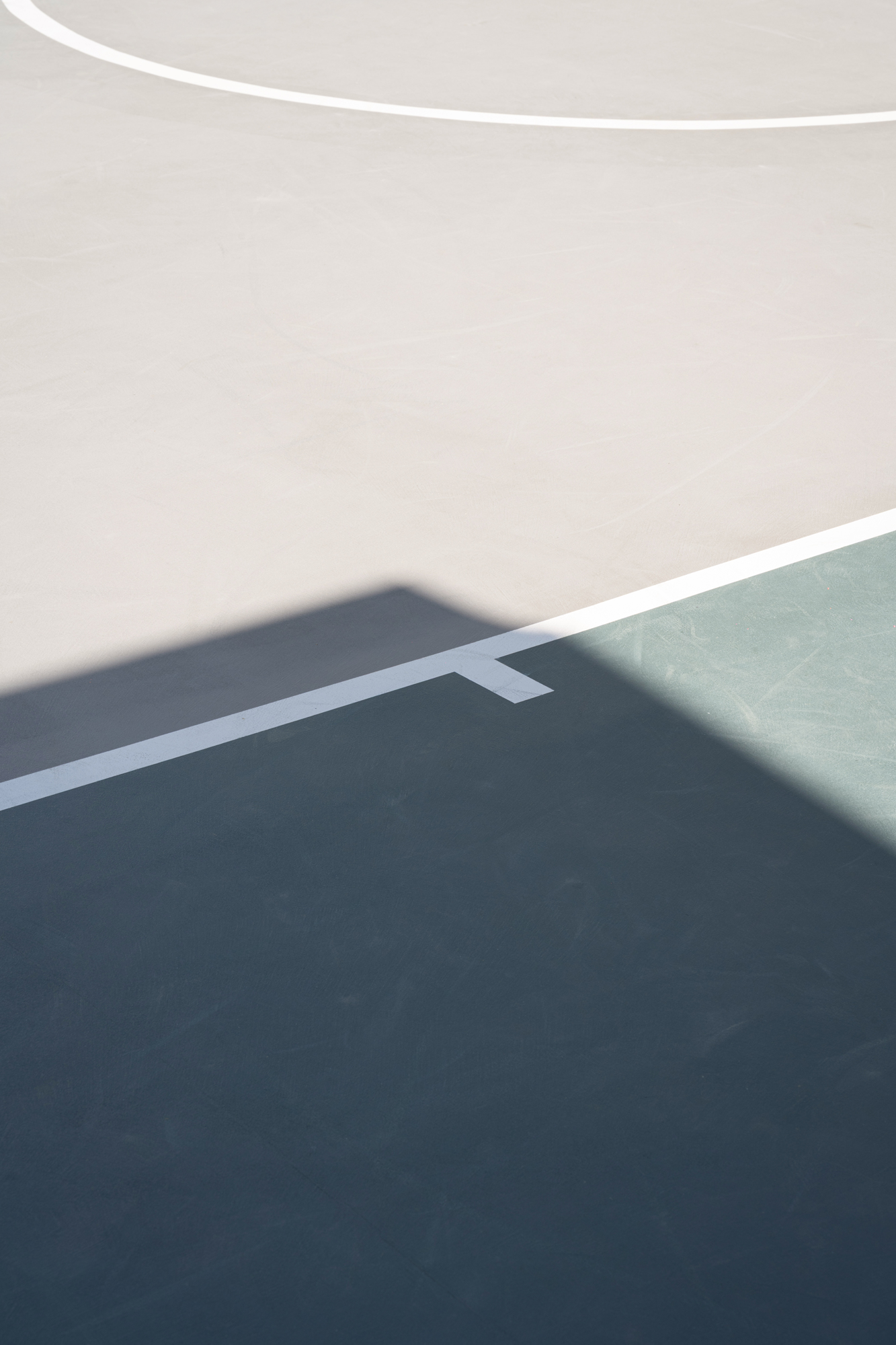 Private baskedball field resin paving by PlaC Architecture
