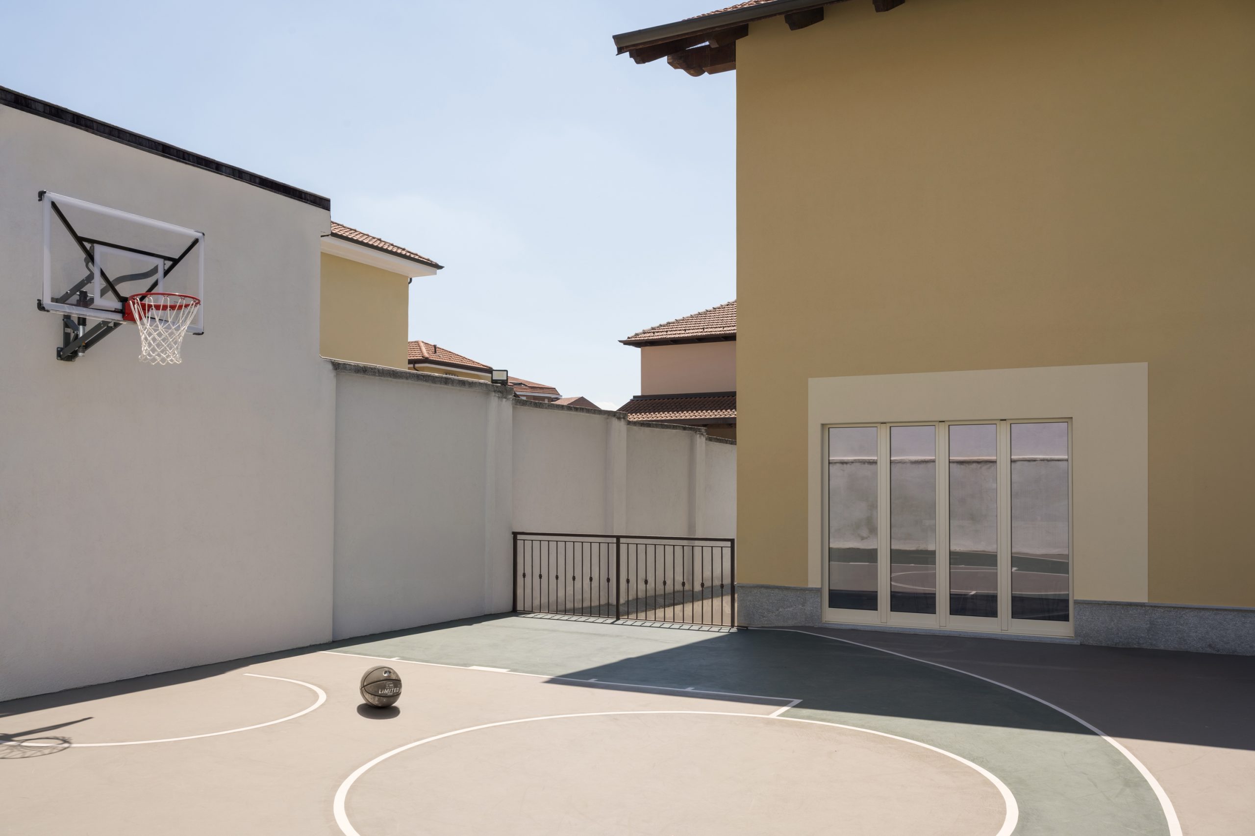 Private basketball field designed by PlaC Architecture