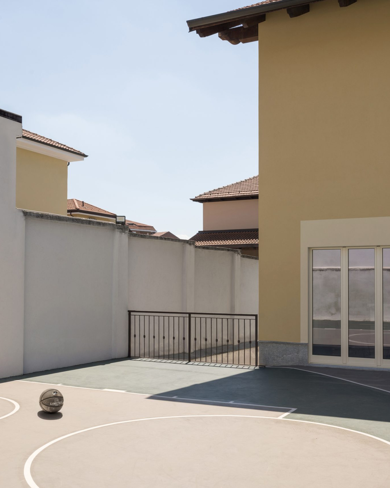 Private basketball field designed by PlaC Architecture