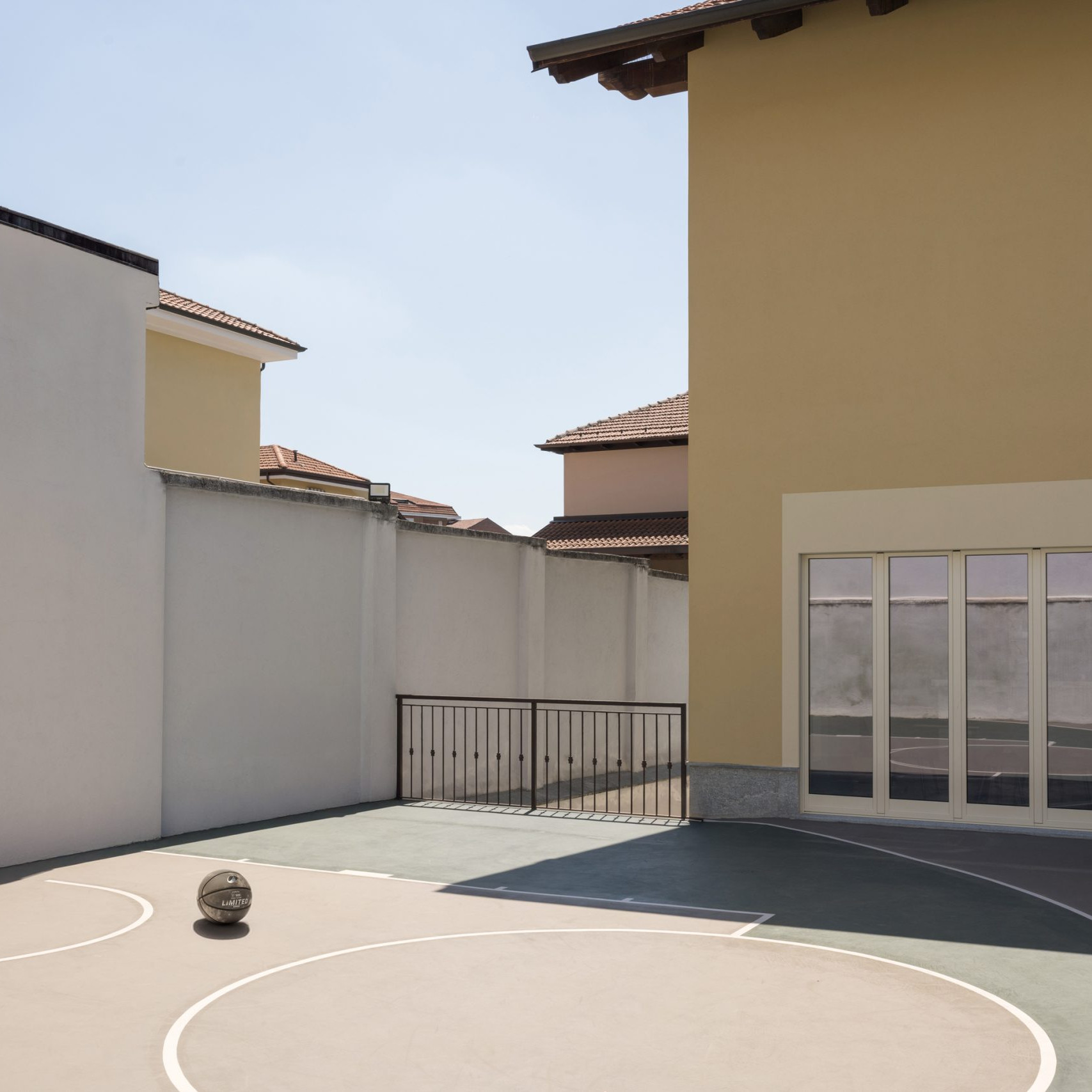 Private basketball field designed by PlaC Architecture