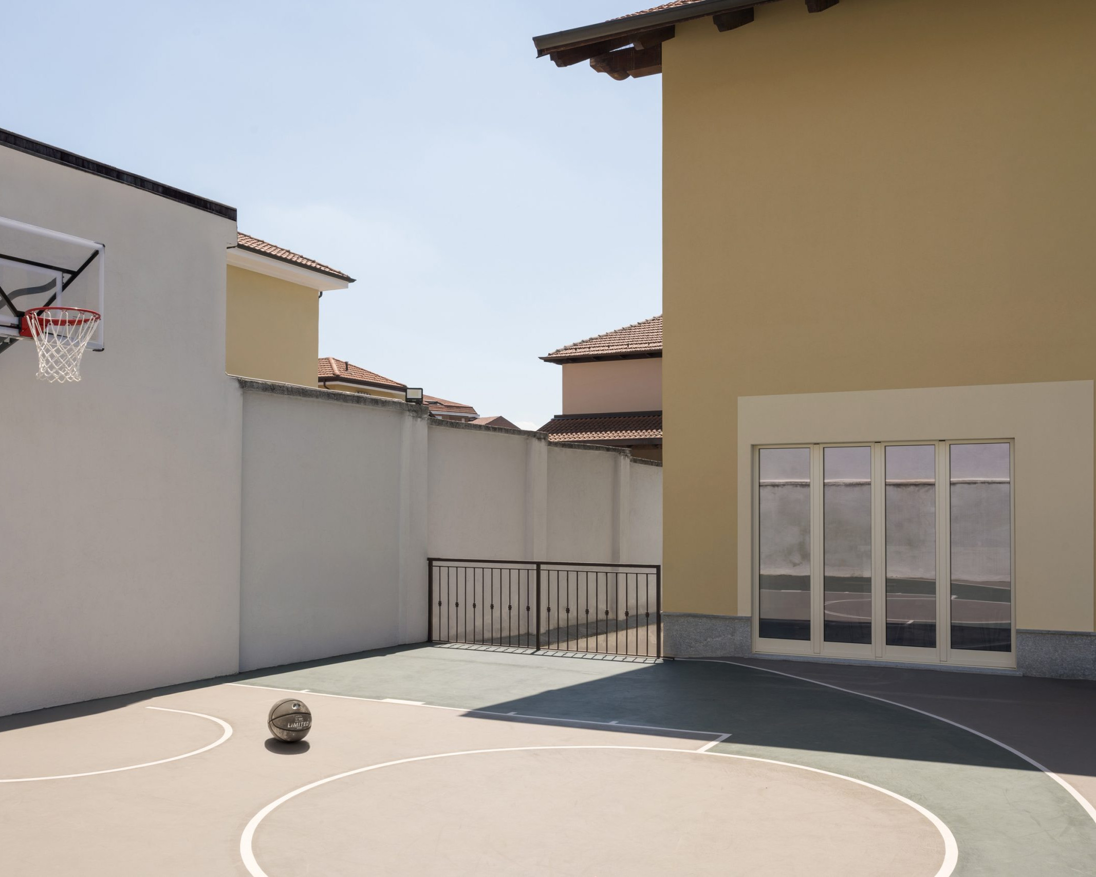 Private basketball field designed by PlaC Architecture