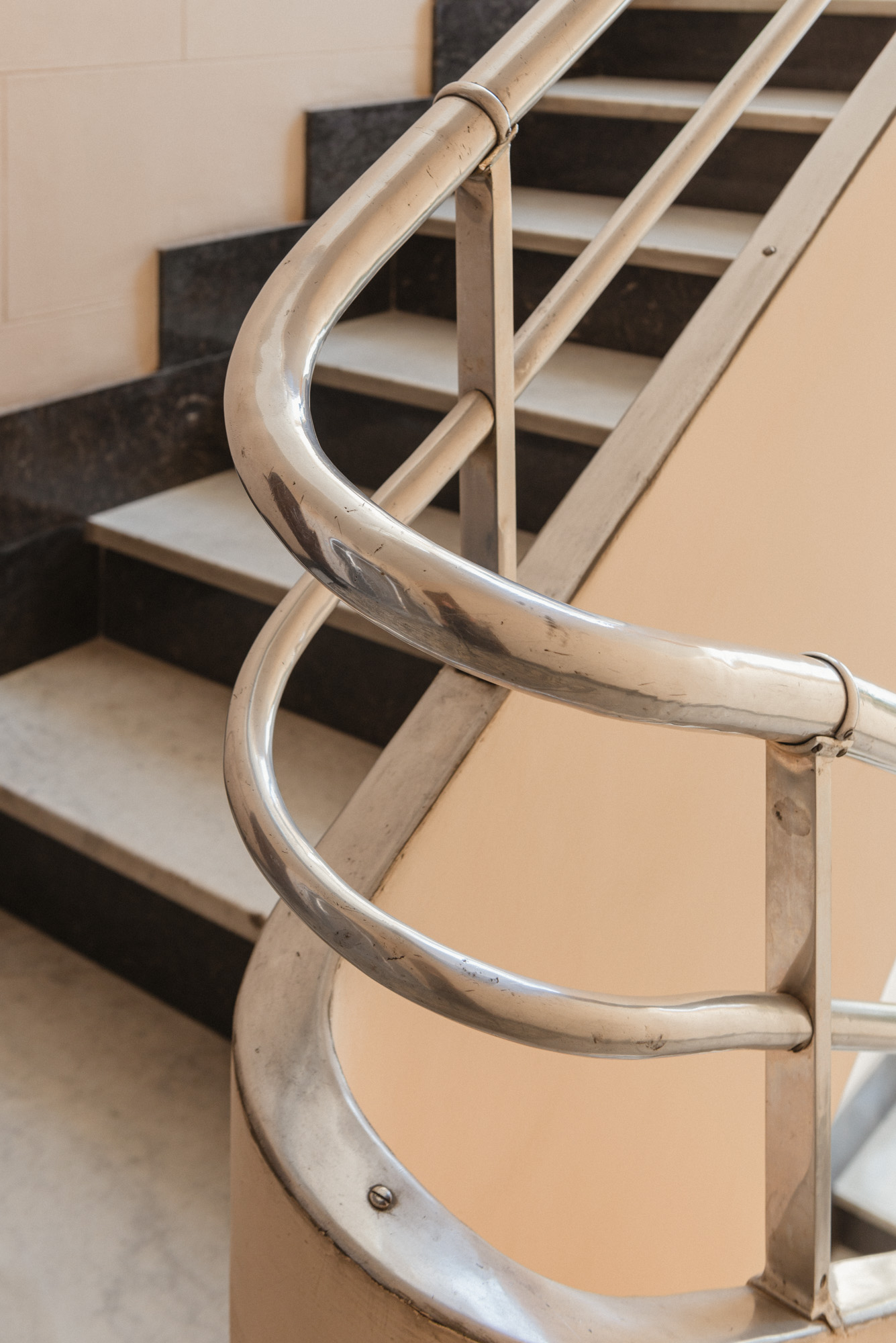 Railing of a 30's staircase in curved iron.